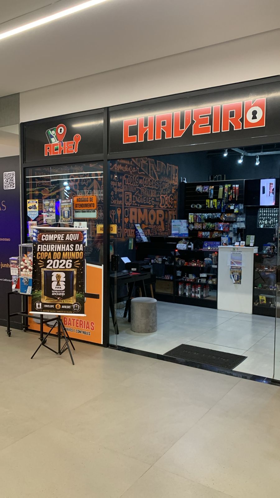 Entrada e interior da loja Achei Chaveiro em Campinas