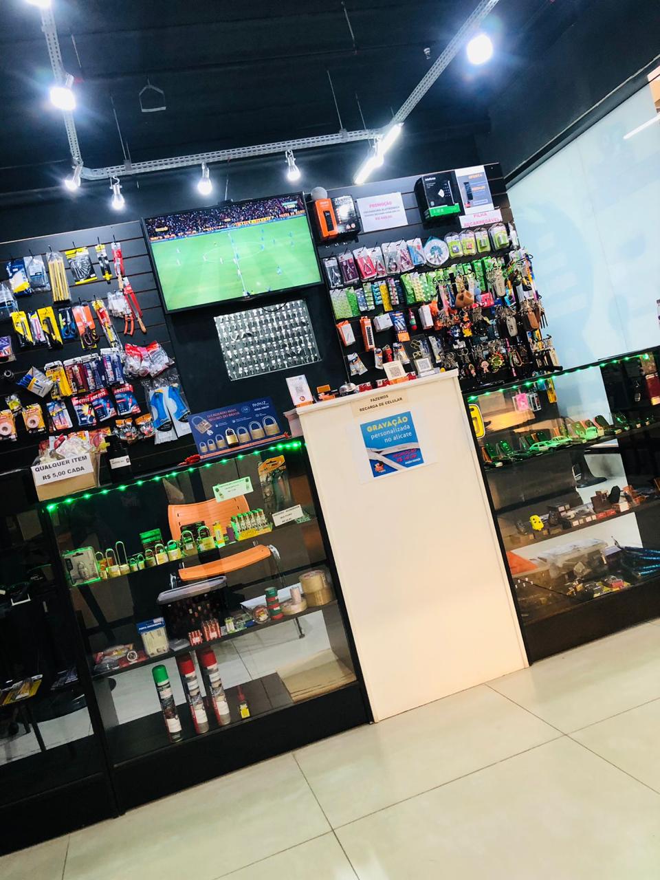 Balcão e vitrines de produtos dentro da loja Achei Chaveiro