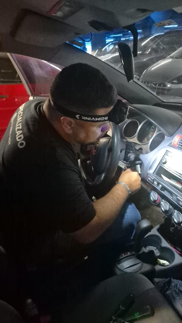 Manutenção técnica no painel interno de um veículo