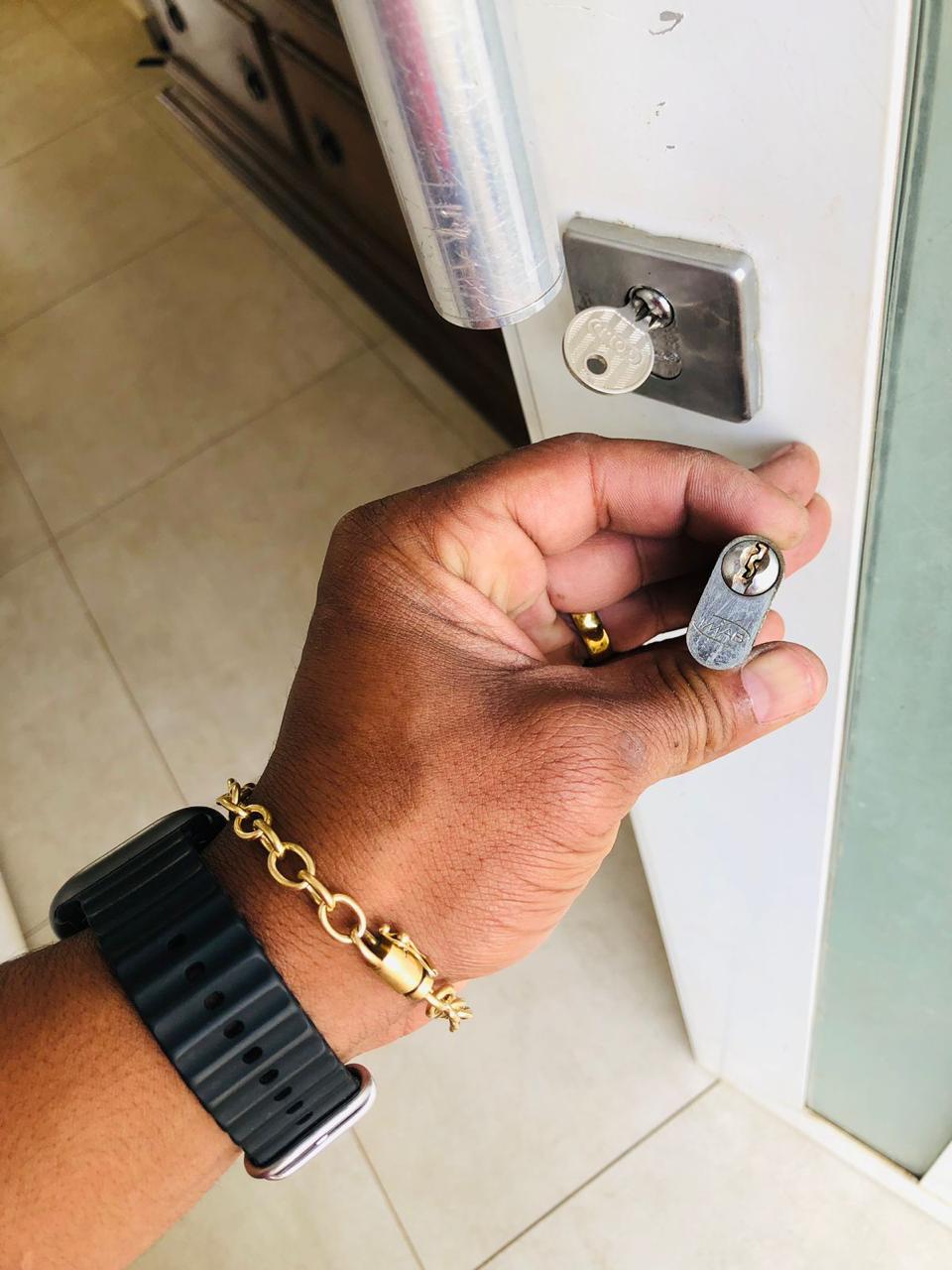 Troca de cilindro de fechadura em uma porta