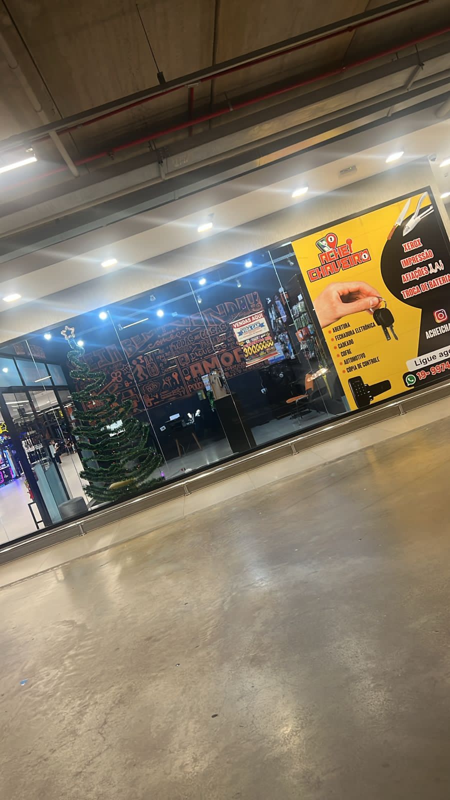Vitrine da loja Achei Chaveiro com serviços anunciados